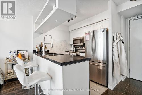 1609 - 81 Navy Wharf Court, Toronto (Waterfront Communities), ON - Indoor Photo Showing Kitchen With Upgraded Kitchen