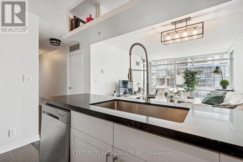 1609 - 81 Navy Wharf Court, Toronto (Waterfront Communities), ON - Indoor Photo Showing Kitchen