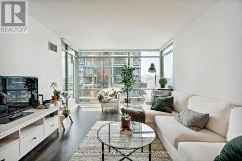 1609 - 81 Navy Wharf Court, Toronto, ON - Indoor Photo Showing Living Room