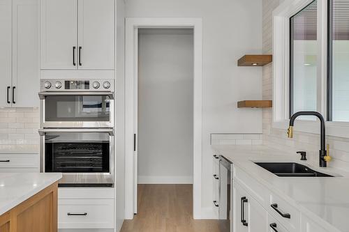 1054 Oak Barrel Place, West Kelowna, BC - Indoor Photo Showing Kitchen With Double Sink With Upgraded Kitchen