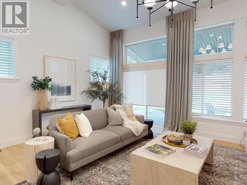 4064 Saturna Ave, Powell River, BC - Indoor Photo Showing Living Room