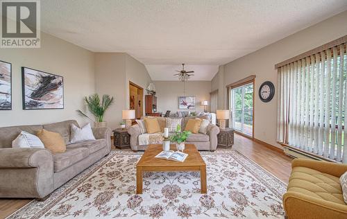 41 Newman Road, Kawartha Lakes, ON - Indoor Photo Showing Living Room