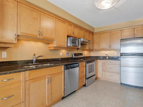 312-350 Island Hwy South, Campbell River, BC - Indoor Photo Showing Kitchen With Double Sink