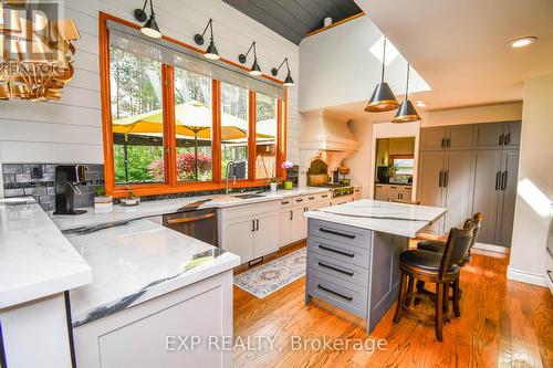 17 Highland Drive, Oro-Medonte (Horseshoe Valley), ON - Indoor Photo Showing Kitchen