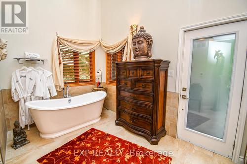 17 Highland Drive, Oro-Medonte (Horseshoe Valley), ON - Indoor Photo Showing Bathroom