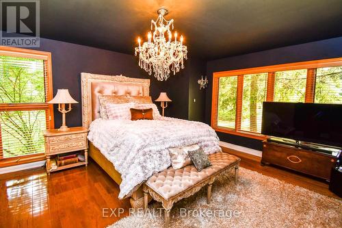 17 Highland Drive, Oro-Medonte (Horseshoe Valley), ON - Indoor Photo Showing Bedroom