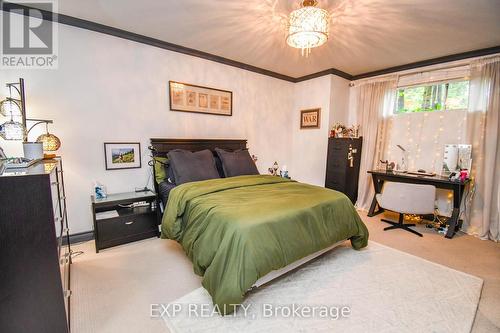 17 Highland Drive, Oro-Medonte (Horseshoe Valley), ON - Indoor Photo Showing Bedroom