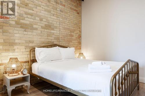 214 - 245 Downie Street, Stratford (22 - Stratford), ON - Indoor Photo Showing Bedroom