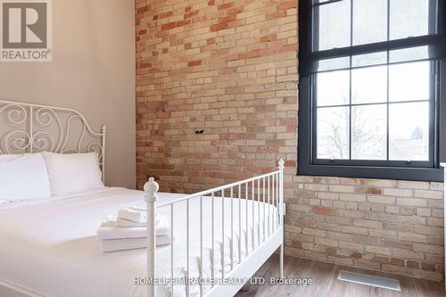 214 - 245 Downie Street, Stratford (22 - Stratford), ON - Indoor Photo Showing Bedroom