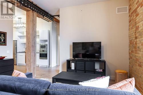 214 - 245 Downie Street, Stratford (22 - Stratford), ON - Indoor Photo Showing Living Room