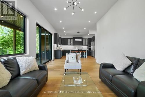 1774 Wingrove Avenue, Innisfil, ON - Indoor Photo Showing Living Room