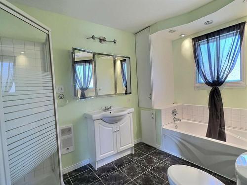 Salle de bains - 121 Route 393 S., La Sarre, QC - Indoor Photo Showing Bathroom