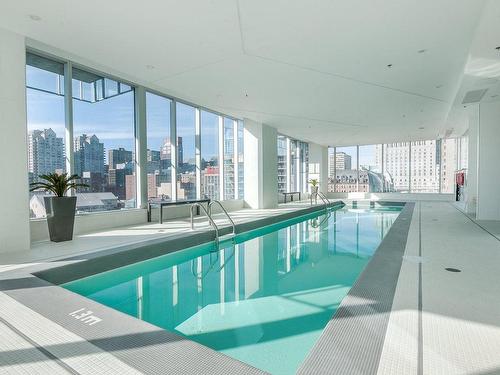 Piscine - 2101-1155 Rue De La Montagne, Montréal (Ville-Marie), QC - Indoor Photo Showing Other Room With In Ground Pool