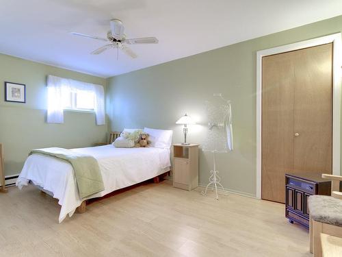 Chambre Ã Â coucher - 2225 Rue D'York, Longueuil (Saint-Hubert), QC - Indoor Photo Showing Bedroom