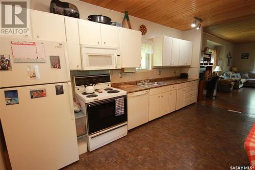 407 2Nd Street E, Wilkie, SK - Indoor Photo Showing Kitchen With Double Sink