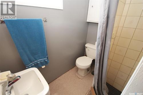 407 2Nd Street E, Wilkie, SK - Indoor Photo Showing Bathroom