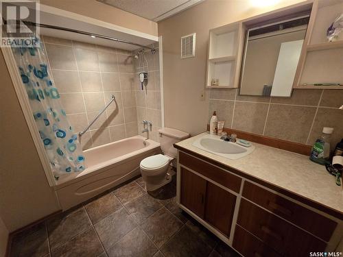 100 Lundy Place, Stoughton, SK - Indoor Photo Showing Bathroom