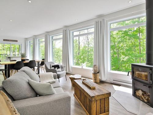 Salon - 29 Rue Oak, Bolton-Est, QC - Indoor Photo Showing Living Room With Fireplace