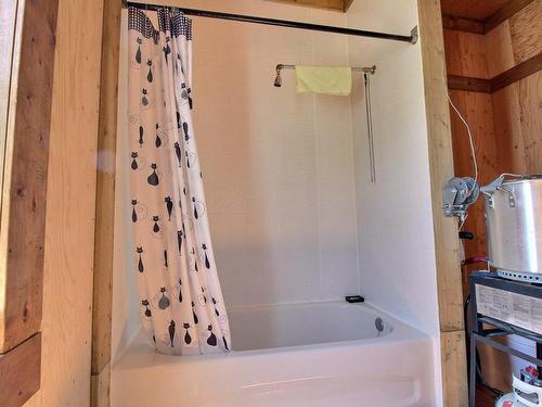 Bathroom - 2311 Ch. De Grassy Narrow, Moffet, QC - Indoor Photo Showing Bathroom