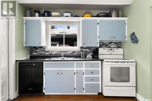 3411 Mccallum Avenue, Regina, SK - Indoor Photo Showing Kitchen With Double Sink