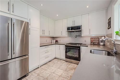 33 Hyslop Drive, Caledonia, ON - Indoor Photo Showing Kitchen