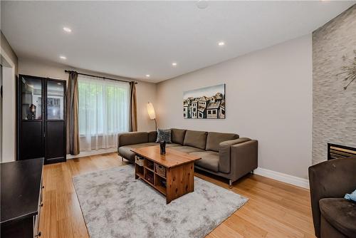 33 Hyslop Drive, Caledonia, ON - Indoor Photo Showing Living Room