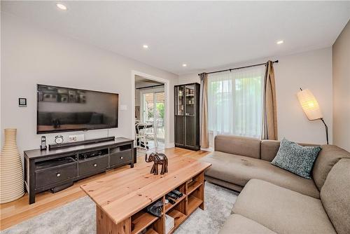 33 Hyslop Drive, Caledonia, ON - Indoor Photo Showing Living Room