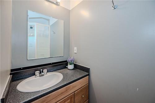 33 Hyslop Drive, Caledonia, ON - Indoor Photo Showing Bathroom