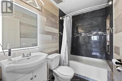 1709 Marentette, Windsor, ON - Indoor Photo Showing Bathroom