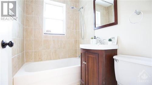 566 Athlone Avenue S, Ottawa, ON - Indoor Photo Showing Bathroom