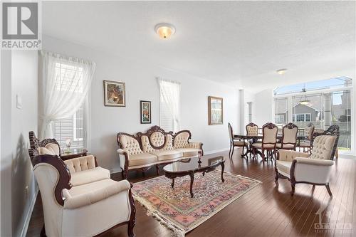 412 June Court, Ottawa, ON - Indoor Photo Showing Living Room