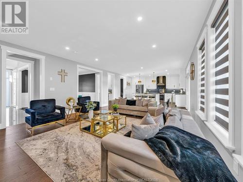 1077 Chateau Avenue, Windsor, ON - Indoor Photo Showing Living Room