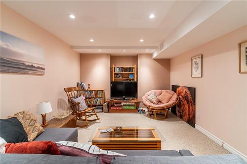 10 Montebello Court, Hamilton, ON - Indoor Photo Showing Living Room