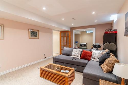 10 Montebello Court, Hamilton, ON - Indoor Photo Showing Living Room