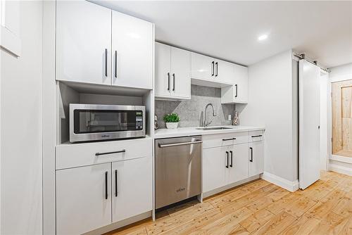 829 Forest Glen Avenue, Burlington, ON - Indoor Photo Showing Kitchen