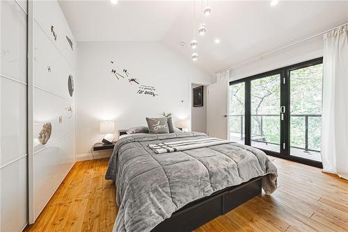 829 Forest Glen Avenue, Burlington, ON - Indoor Photo Showing Bedroom