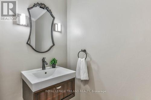 384 Grangeover Avenue, London, ON - Indoor Photo Showing Bathroom