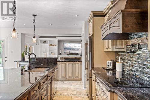 9 Gary Court, Clarington, ON - Indoor Photo Showing Kitchen With Double Sink With Upgraded Kitchen