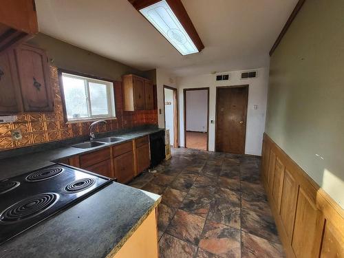 331 Pacific Avenue, Thunder Bay, ON - Indoor Photo Showing Kitchen With Double Sink