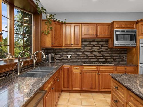 300 Riverside Drive, Thunder Bay, ON - Indoor Photo Showing Kitchen With Double Sink