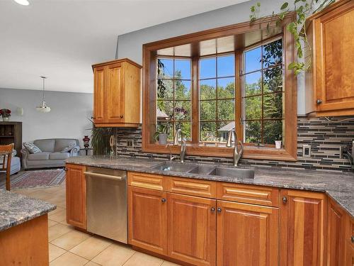 300 Riverside Drive, Thunder Bay, ON - Indoor Photo Showing Kitchen