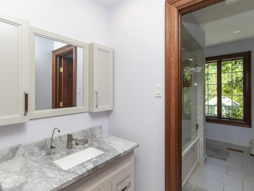 300 Riverside Drive, Thunder Bay, ON - Indoor Photo Showing Bathroom