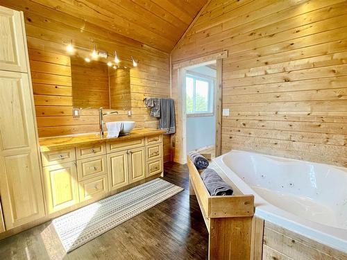 36 Bearpaw Drive, Wabigoon, ON - Indoor Photo Showing Bathroom