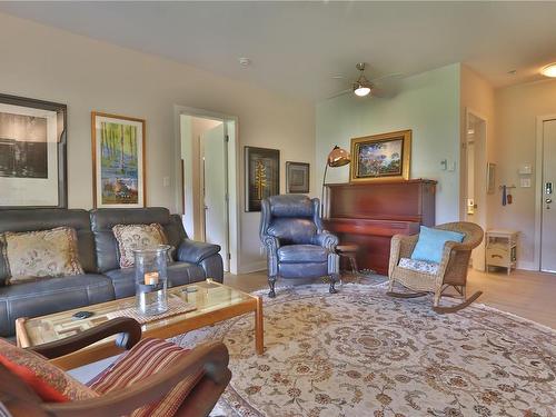 216-1375 Bear Mountain Pkwy, Langford, BC - Indoor Photo Showing Living Room