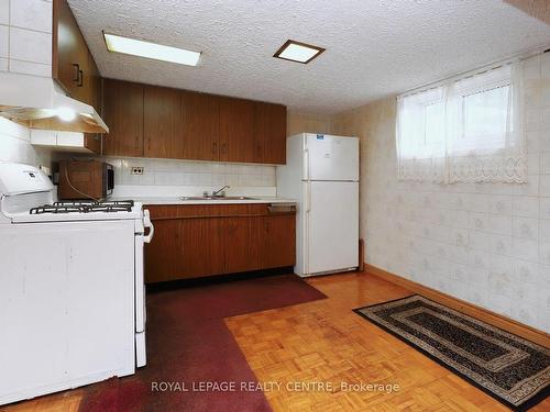 1275 Alexandra Ave, Mississauga, ON - Indoor Photo Showing Kitchen