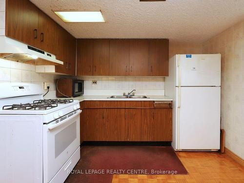 1275 Alexandra Ave, Mississauga, ON - Indoor Photo Showing Kitchen With Double Sink