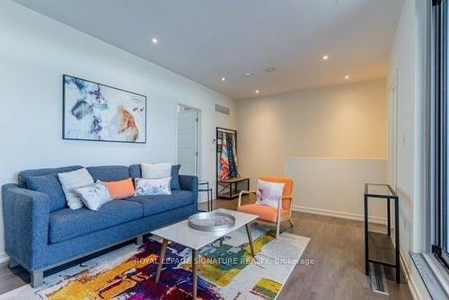 3633 Ferretti Crt, Innisfil, ON - Indoor Photo Showing Living Room