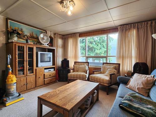 2424 Loon Lake Rd, Ashcroft, BC - Indoor Photo Showing Living Room