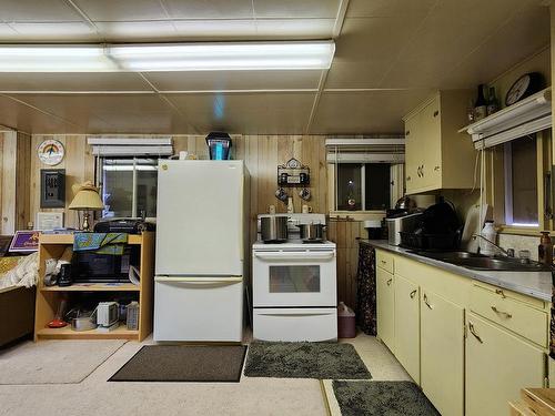 2424 Loon Lake Rd, Ashcroft, BC - Indoor Photo Showing Kitchen With Double Sink