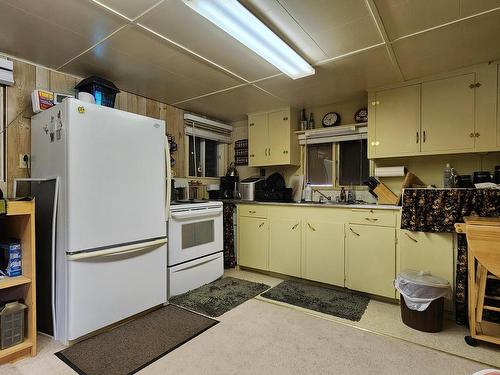 2424 Loon Lake Rd, Ashcroft, BC - Indoor Photo Showing Kitchen